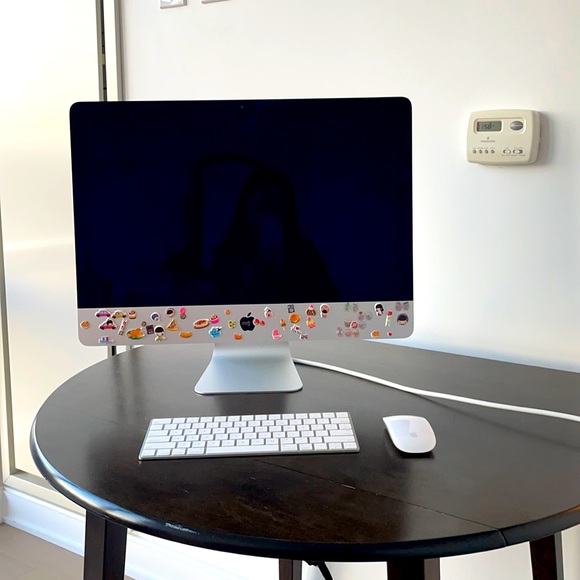 Apple Desk top - Picture 1 of 3